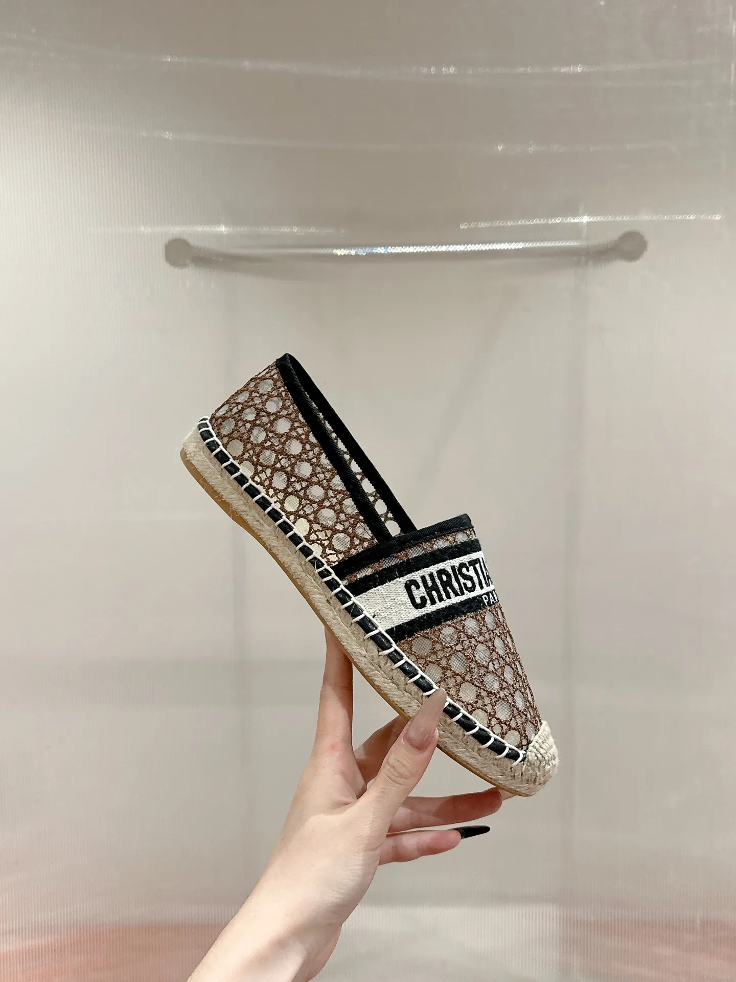 👟👟Ex-factory price 440👟👟 Dior DIOR's new popular early spring fisherman shoes 🆕 Simple, elegant and fashionable, timeless and timeless, it is a classic that will never fade away in the fashion circle, retro fisherman shoes. Original hand-woven surface, electric embroidery technology! Specific cloth surface and rubber outsole. Code number: 35-39 (40.41 customized, non-refundable)